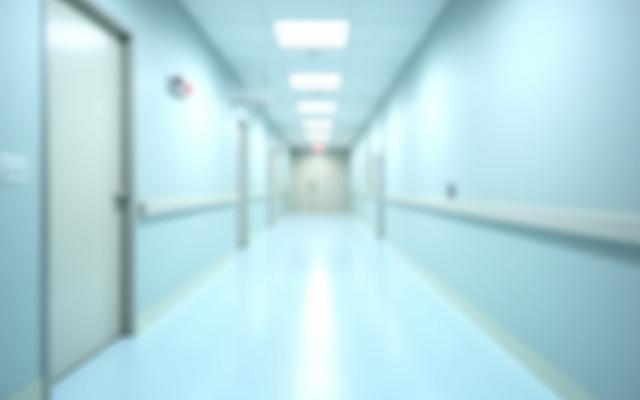 千葉医療センターの清潔で明るい病院の廊下